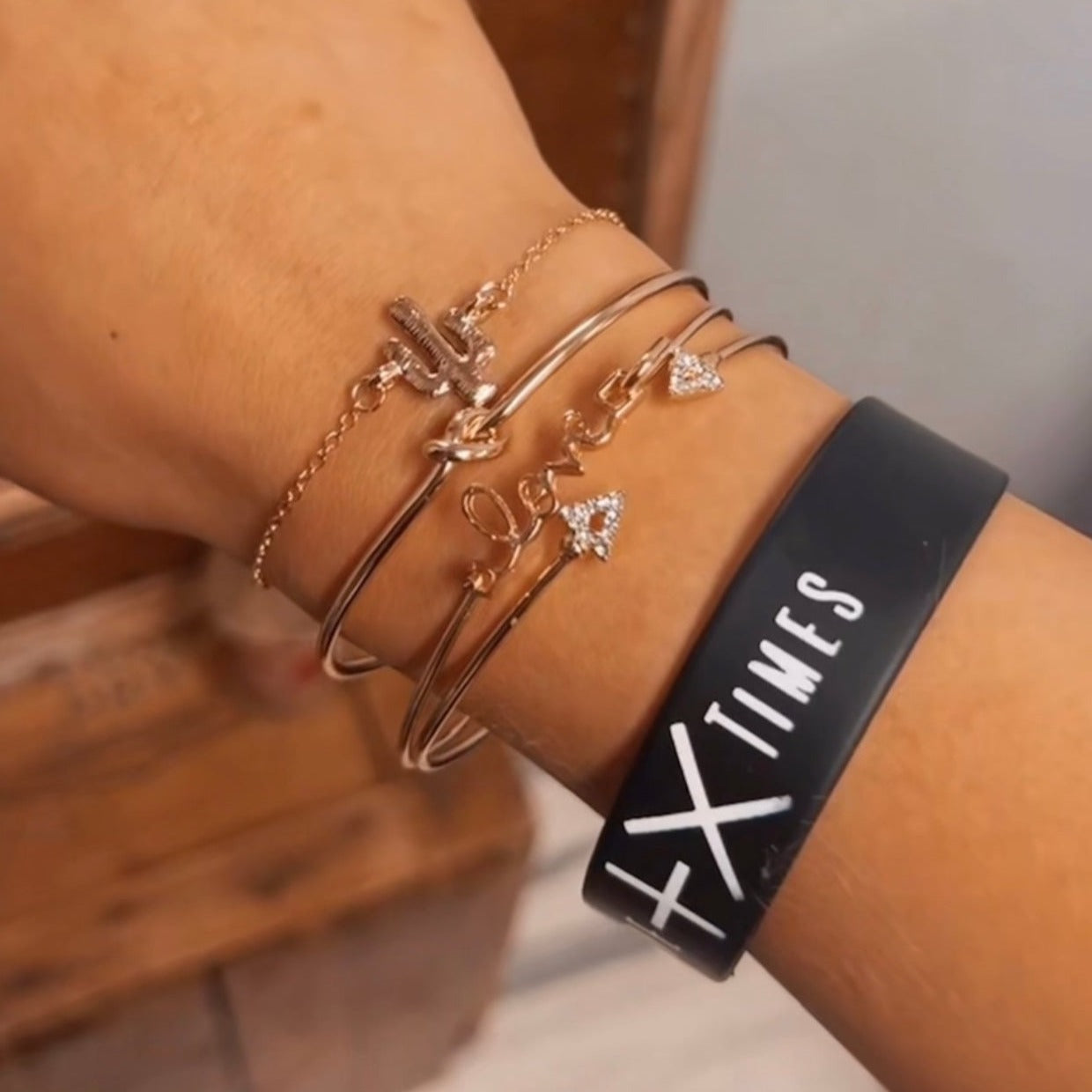 (The Rose) Set of 4 gold bangle/bracelet set